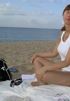 Семейные эротические снимки на пляже и дома 20 фото