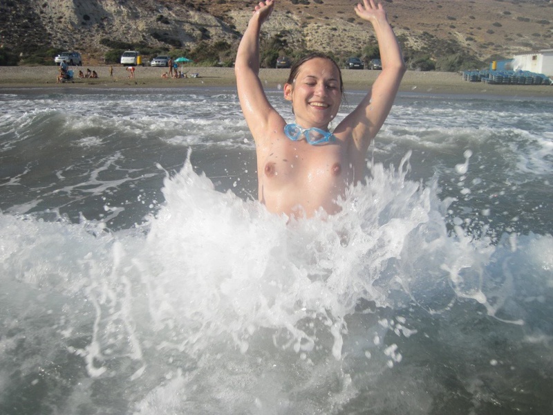 Молодые давалки показывают сиськи перед мачо на отдыхе 8 фотография