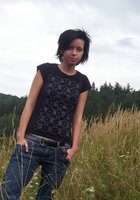 Большегрудая эмо-девушка раздевается в поле и светит киской 1 фото