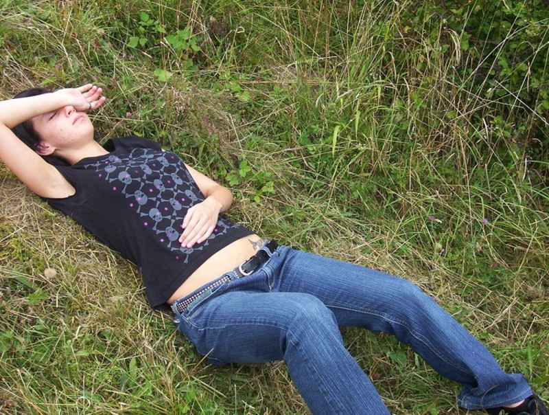 Большегрудая эмо-девушка раздевается в поле и светит киской 2 фотография