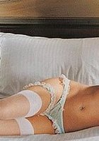 Кудрявая актриса позирует в одних трусиках 3 фото