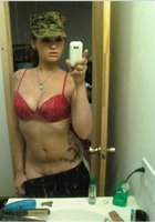 Девки фотографируются перед зеркалом, прикрывая сиськи 3 фото