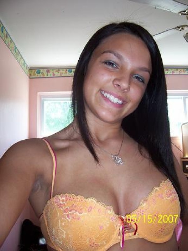 Фоткает себя и отправляет снимки парню 4 фотография