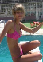 Женщина в белом купальнике отдыхает на пляже 11 фото