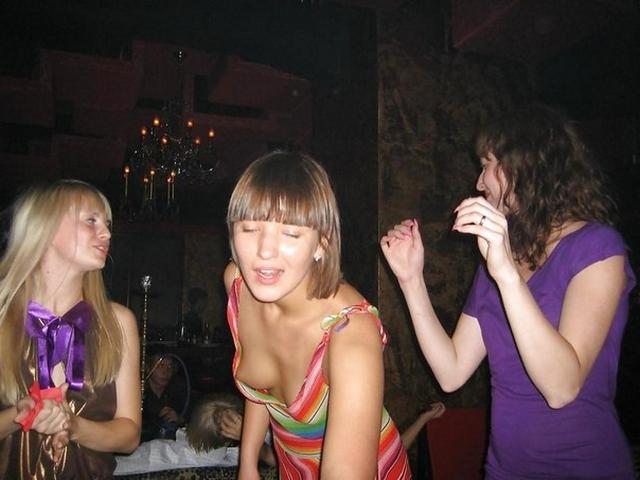 Женщина в белом купальнике отдыхает на пляже 5 фотография