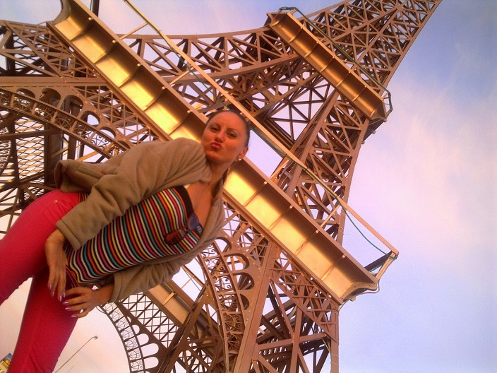 Начальница отправилась в Париж на экскурсию 15 фотография