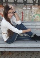 Брюнетка показывает своё красивое тело в одежде и без 2 фото