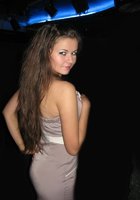 Брюнетка показывает своё красивое тело в одежде и без 6 фото