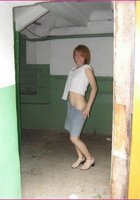 Рыжая бестия разделась в подъезде 2 фото