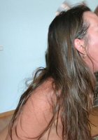 Брюнетка трахается с партнерами на кровати 9 фото