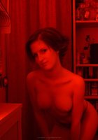 Молодуха с прикольной прической красуется перед камерой розовым влагалищем 3 фото