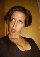 Молодуха с прикольной прической красуется перед камерой розовым влагалищем 2 фото