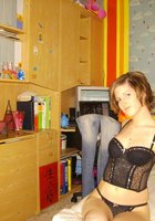 Молодуха с прикольной прической красуется перед камерой розовым влагалищем 11 фото