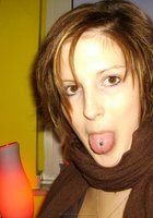 Молодуха с прикольной прической красуется перед камерой розовым влагалищем 9 фото