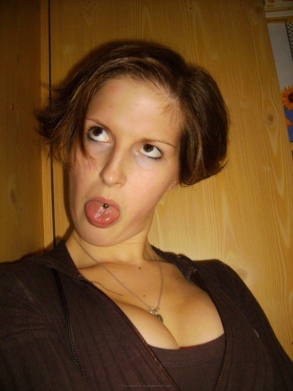 Молодуха с прикольной прической красуется перед камерой розовым влагалищем 2 фотография