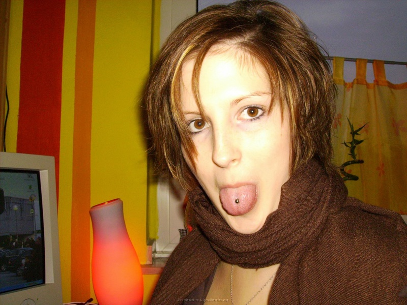 Молодуха с прикольной прической красуется перед камерой розовым влагалищем 9 фотография