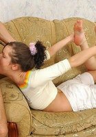 Похотливая телочка с удовольствием заглатывает пенис 14 фото