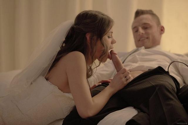 Похотливая телочка с удовольствием заглатывает пенис 13 фотография