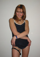 Рыжая простушка показала соседу киску 1 фото