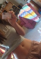 Молодые девицы в разных нарядах снимают себя перед зеркалом 5 фото