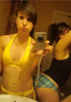 Молодые девицы в разных нарядах снимают себя перед зеркалом 10 фото