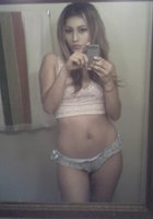 Молодые девицы в разных нарядах снимают себя перед зеркалом 11 фото