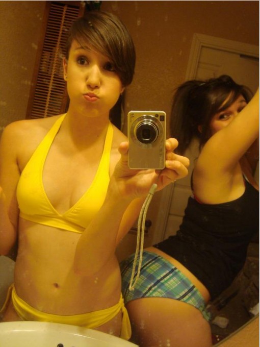 Молодые девицы в разных нарядах снимают себя перед зеркалом 10 фотография