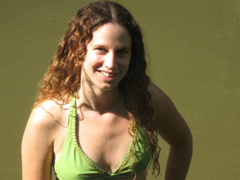 Крестьянка купается в местном озере 3 фотография