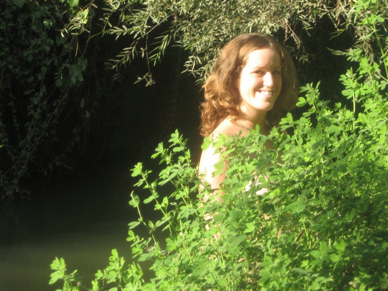 Крестьянка купается в местном озере 4 фотография