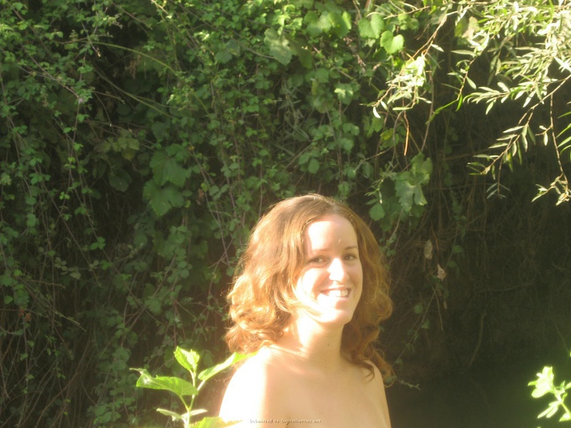 Крестьянка купается в местном озере 2 фотография