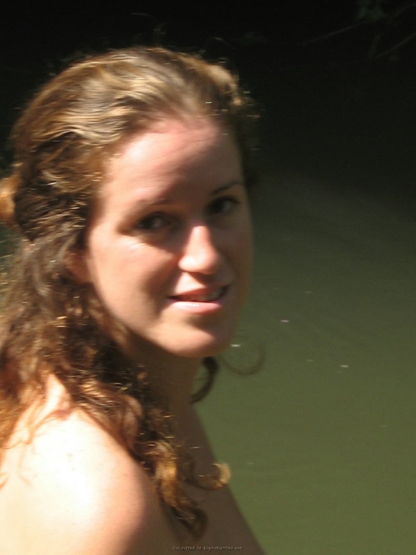 Крестьянка купается в местном озере 12 фотография