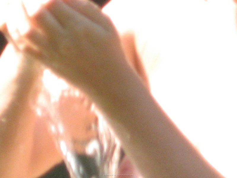 Крестьянка купается в местном озере 18 фотография