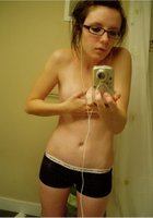 Девки перед зеркалами засняли себя без одежды 2 фото