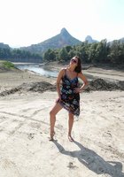 Загорелая брюнетка раздевается на лоне природы 7 фото