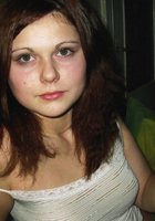 Подруга показывает киску на кровати у себя дома 3 фото