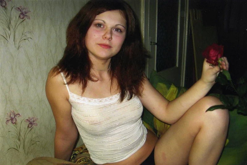 Подруга показывает киску на кровати у себя дома 2 фотография