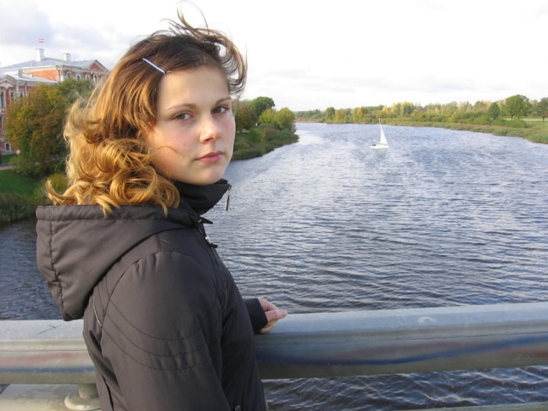 Подруга показывает киску на кровати у себя дома 1 фотография