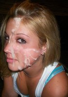 Любовница в нижнем белье позирует на кровати в номере отеля 8 фото