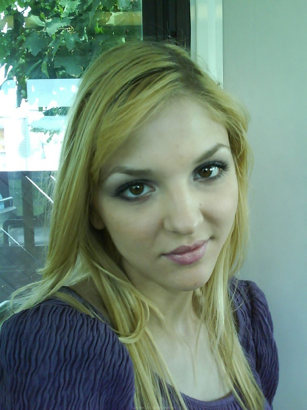 Молодая блонда посетила магазин и разделась дома 15 фотография