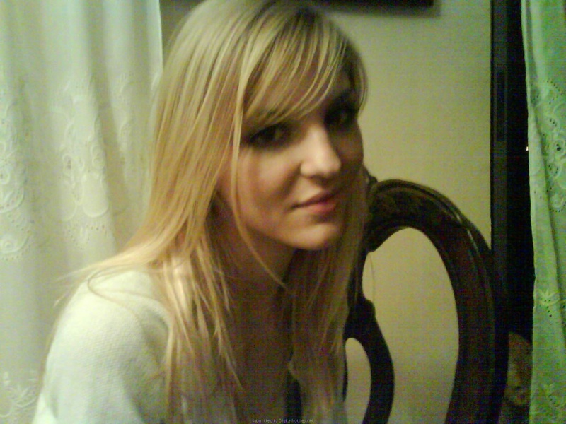 Молодая блонда посетила магазин и разделась дома 16 фотография