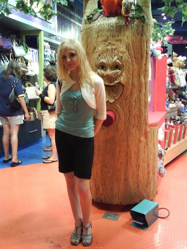 Молодая блонда посетила магазин и разделась дома 8 фотография