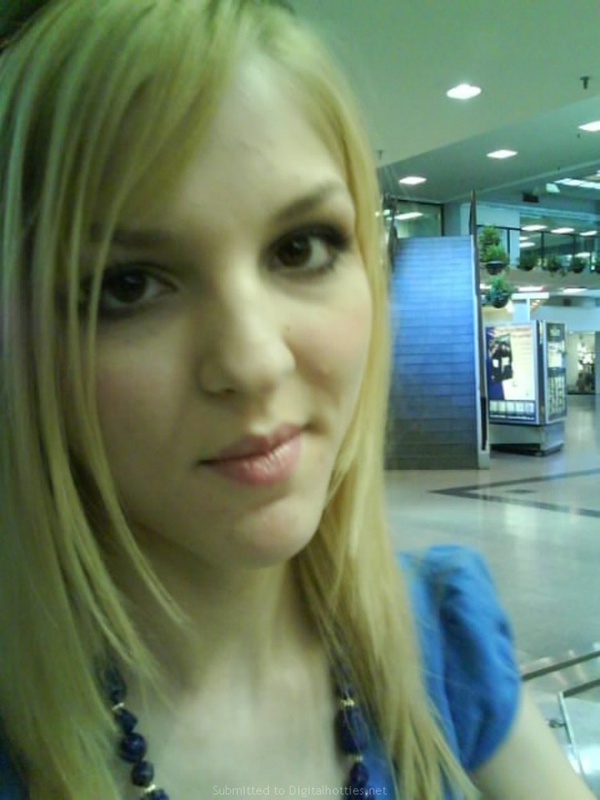 Молодая блонда посетила магазин и разделась дома 11 фотография