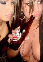 Пьяные давалки показывают сиськи в ночных клубах 9 фото