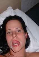 Девушка получила сперму на лицо, лежа на кровати 4 фото