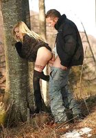 Большие члены дерзко проникают в дырки телок на природе 9 фото