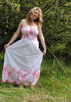 Пышная блондинка снимает платье на природе 1 фото