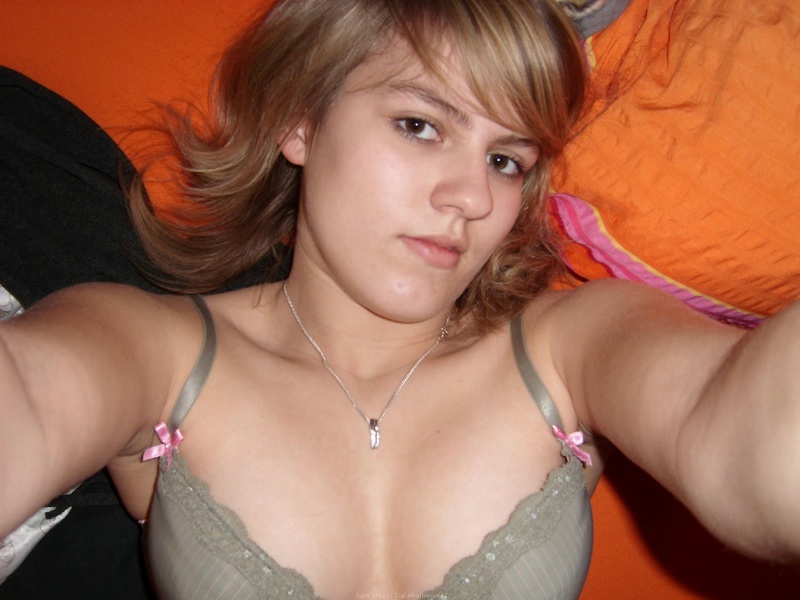 Студентка передает бойфренду воздушный поцелуй 4 фотография