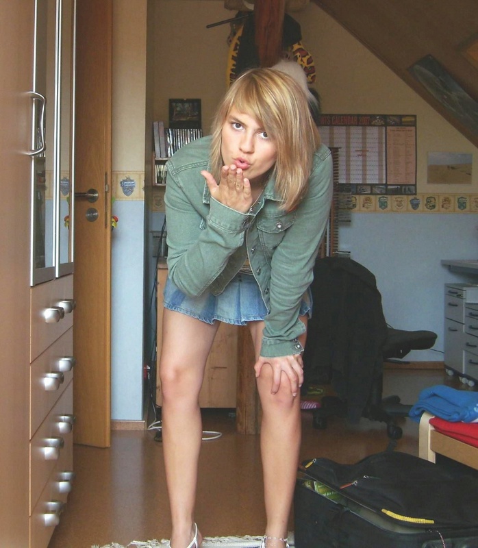 Студентка передает бойфренду воздушный поцелуй 1 фотография