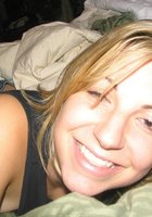 Блондинка в черной майке отсасывает член 1 фото