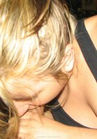 Блондинка в черной майке отсасывает член 10 фото